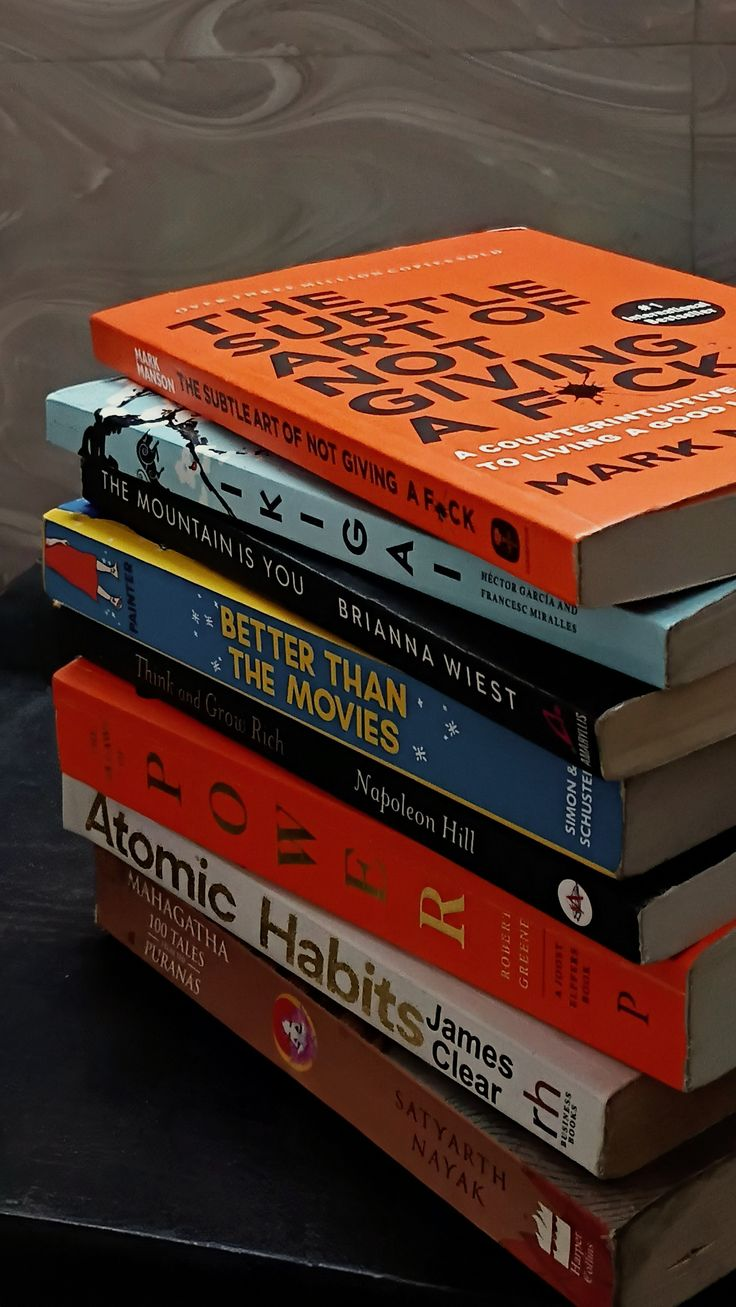Tumpukan buku di ruang baca